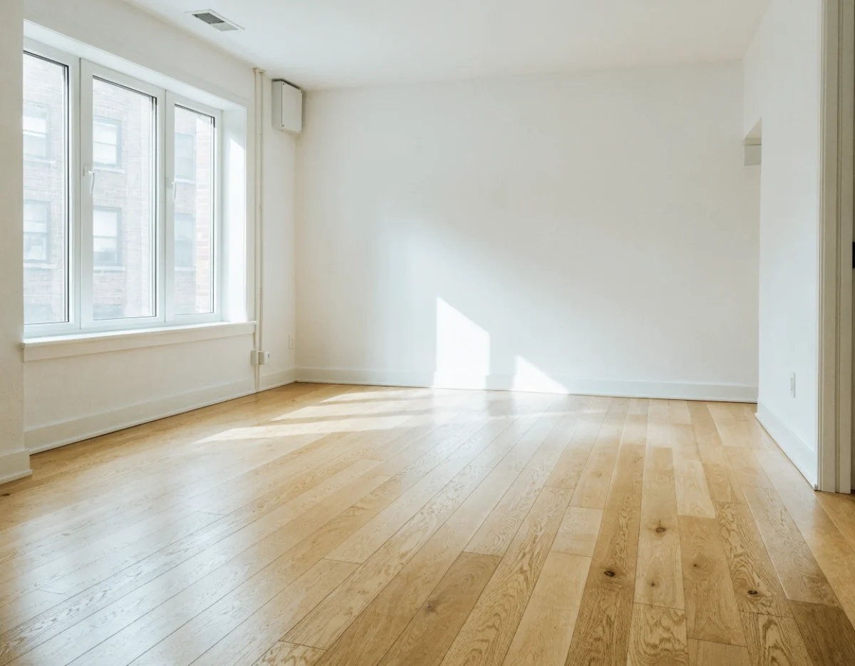 Frisch renovierter heller Wohnraum mit glatten Wänden und neuem Boden